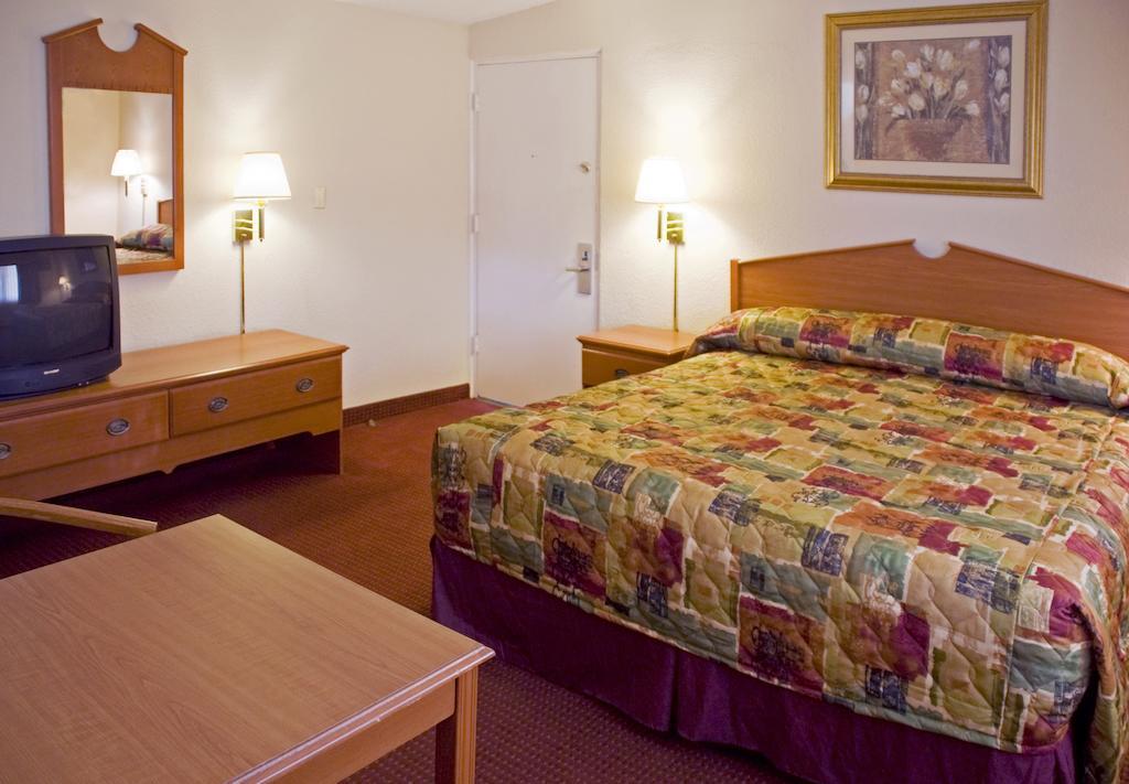Relax Inn & Suites Ел Кахон Екстериор снимка