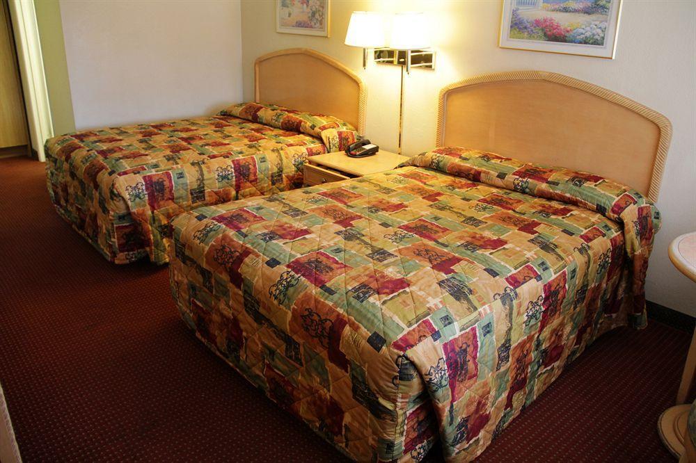 Relax Inn & Suites Ел Кахон Екстериор снимка