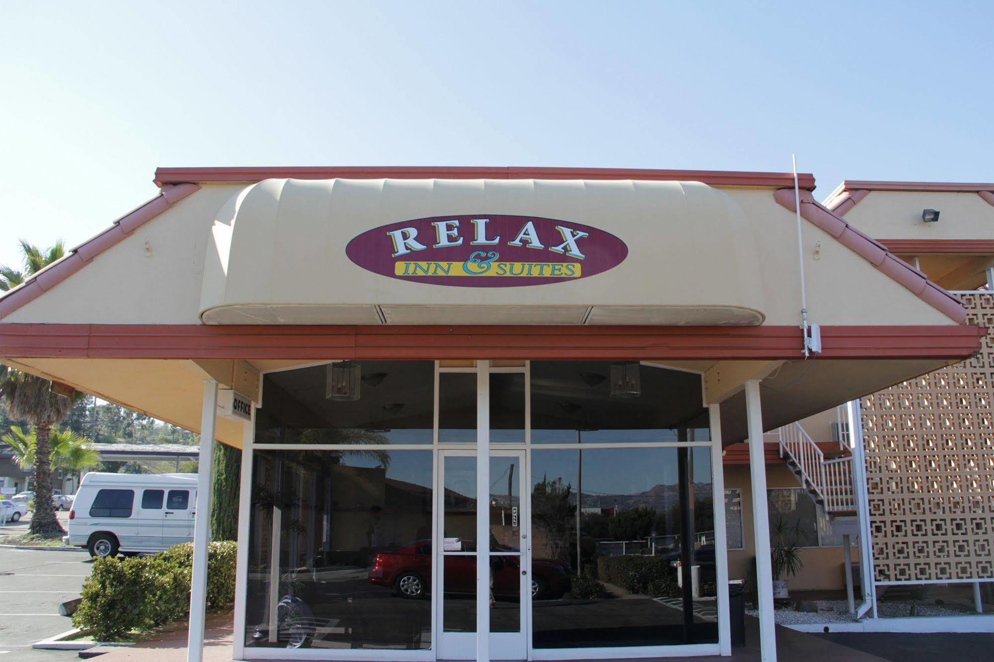 Relax Inn & Suites Ел Кахон Екстериор снимка