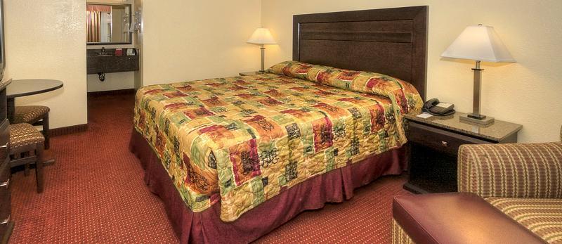 Relax Inn & Suites Ел Кахон Екстериор снимка